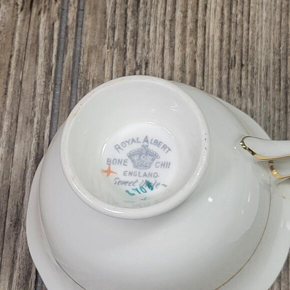 Vintage Sweet Violet Teacup, Royal Albert Bone China England - Picture 5 of 6